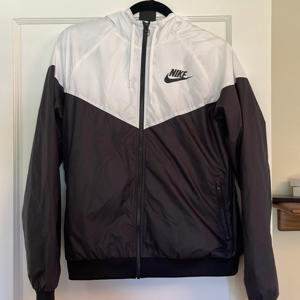 Lightly worn Nike Womens zip up windbreaker size M